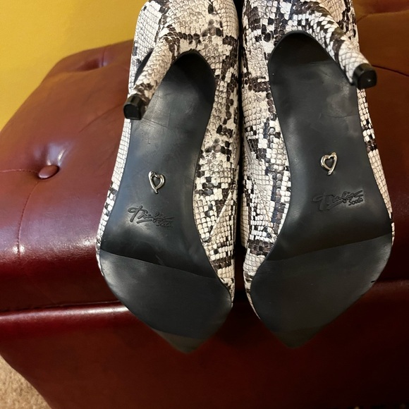 Snakeskin Pattern Knee-High Boots - Picture 5 of 8